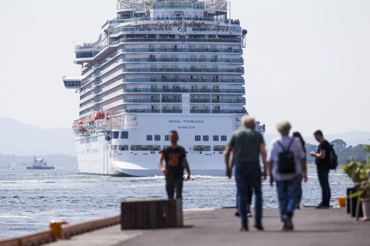 Cruiseskipene har blitt fast inventar i norske fjorder. Cruisenæringen står for store utslipp, det siste tiåret har klimagassutslippet tredoblet seg. Foto: Trond Reidar Teigen / NTB