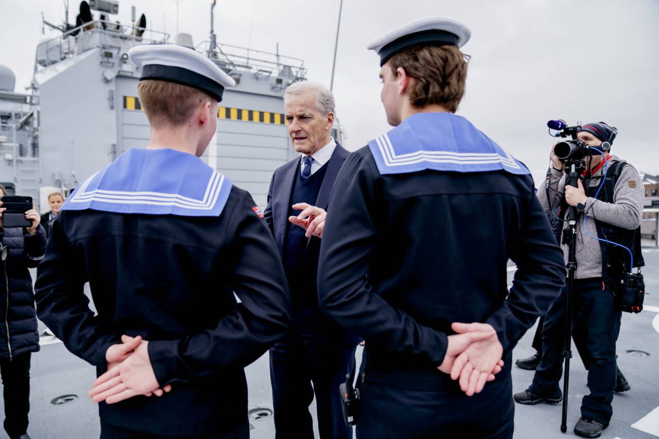 Statsminister Jonas Gahr Støre (Ap) sier det må på plass ordentlige regler for å finne ut hvem som eier eiendom i Norge. Her hilser han på mannskapet om bord på kystvaktskipet KV Bjørnøya i Oslo etter fremleggelsen av langtidsplanen for Forsvaret fredag. Foto: Stian Lysberg Solum / NTB