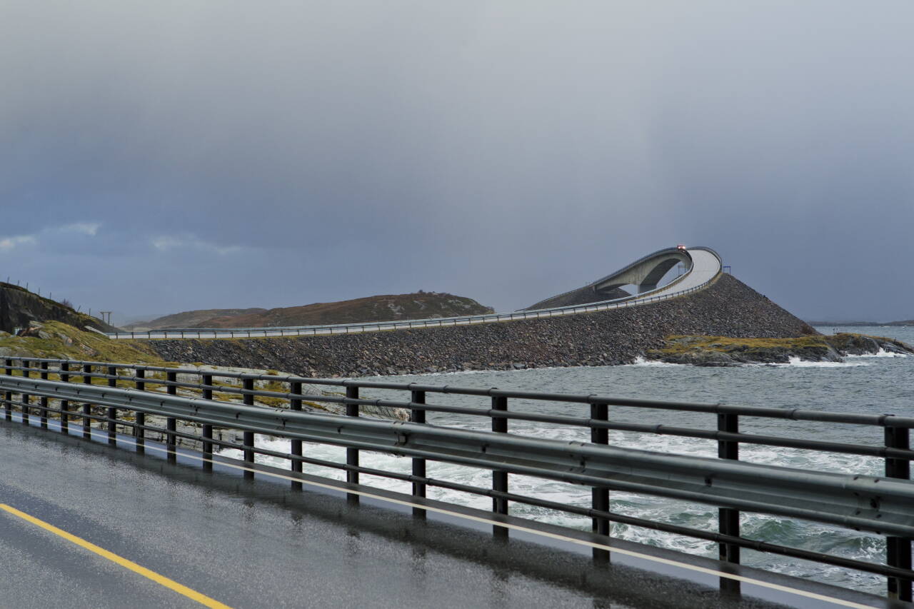 Ulykken skjedde på Atlanterhavsveien, en veistrekning som er svært populær blant turister. Foto: Berit Roald / NTB