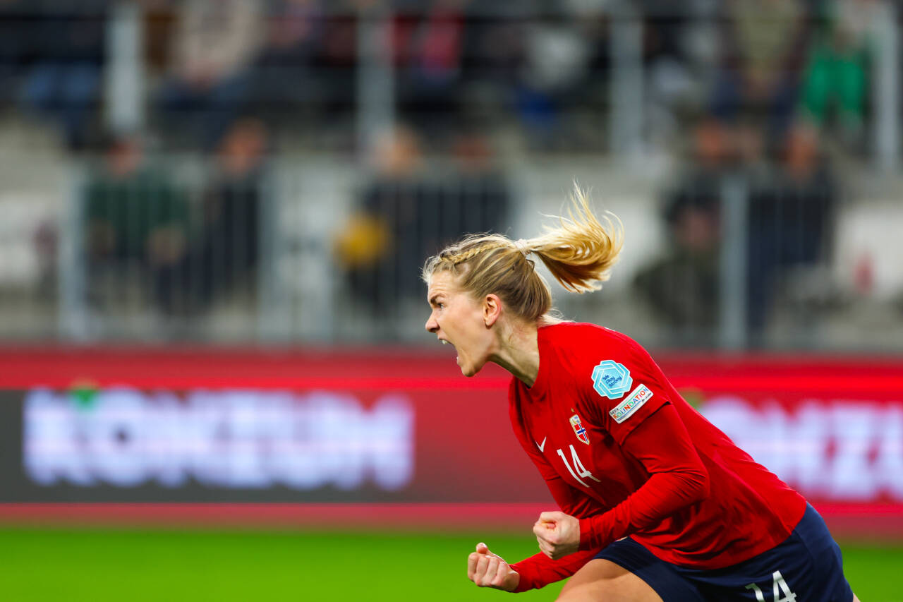 Ada Hegerberg jubler for scoring mot Kroatia i januar. Hun kan glede seg over ny kontrakt med Lyon som gjelder i tre sesonger til. Foto: Nikola Krstic / NTB