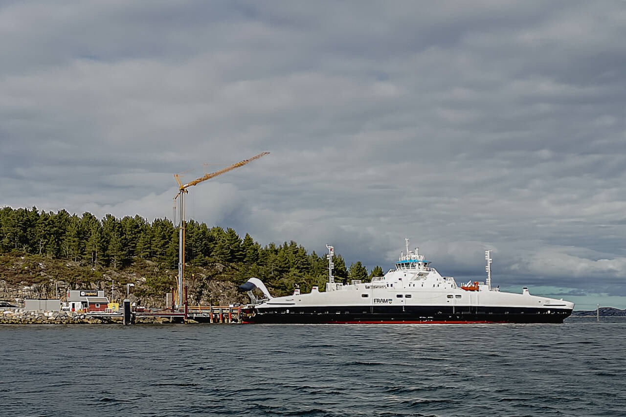 På Seivika fergekai i august 2020 var det full jobb med å elektrifisere sambandet. Foto: Kurt Helge Røsand / NettStudio / KSU.NO