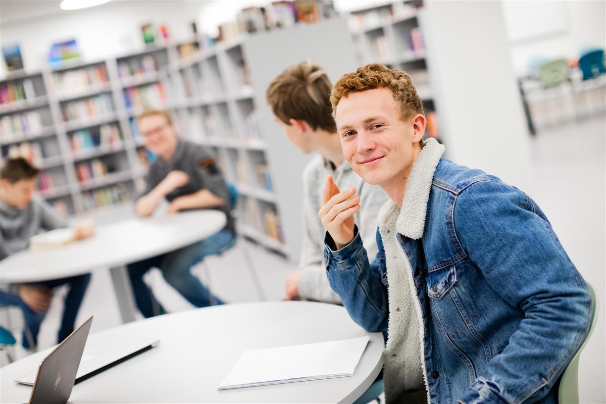 Spent på skolestart? Her kan du lese om oppmøte, venteliste, skolepc, reglement og mye mer. Foto: Terje Aamodt