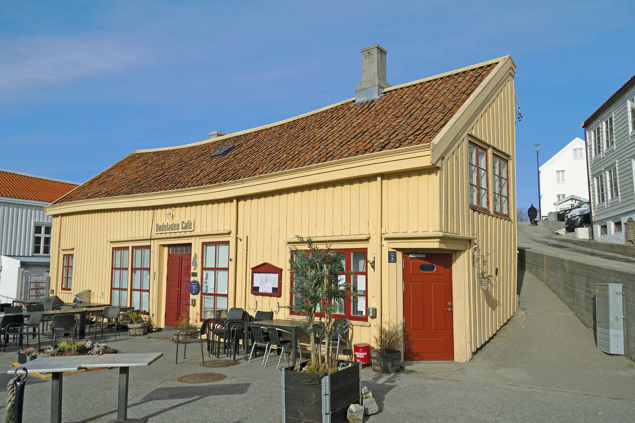 Dødeladen setter sitt preg på det historiske miljøet ved Sundbåtallmenningen på innlandet. Bak ser vi litt av Tollboden. Foto: Terje Holm