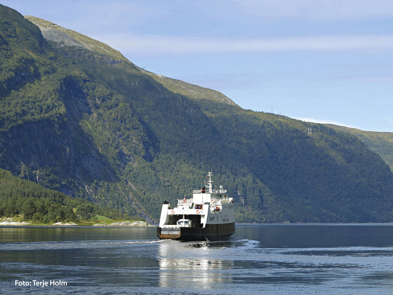 «Førdefjord» som rasferje fra Kvanne til Todalen i august 2013. En ferjetur som kan sammenlignes med turistferja på Geirangerfjorden. Foto: Terje Holm