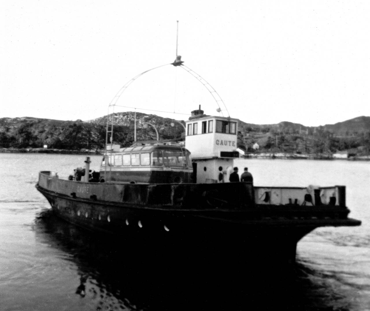 Den 1. juni 1963 åpnet sambandet Gullstein-Vinsternes. Dermed ble ytre Nordmøre knyttet sammen med Kristiansund med bil, buss og ferjer. (Bilde fra MRF)