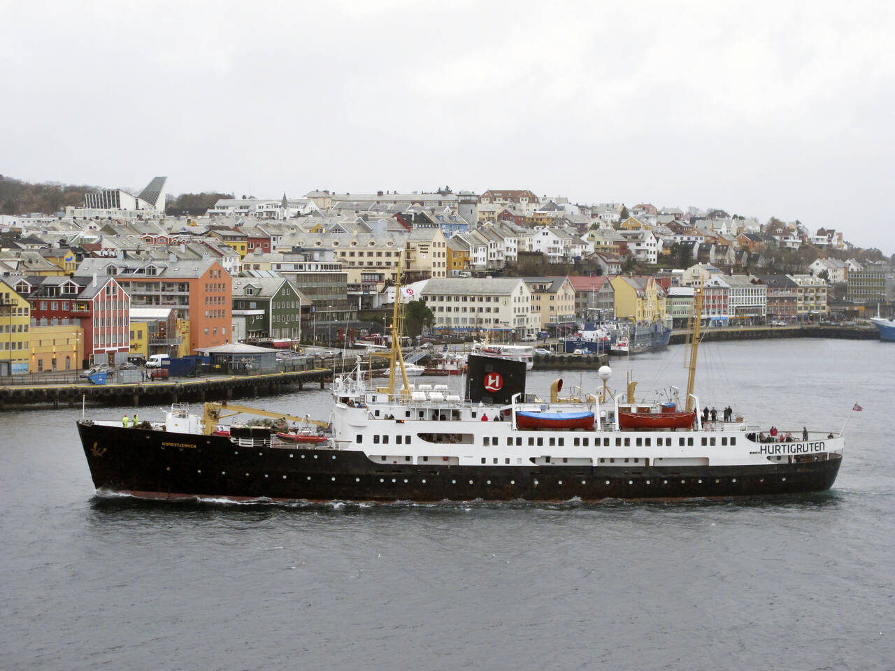 Historiske «Nordstjernen» sitt siste hurtigruteanløp på havna i Kristiansund 21. mars 2012. Foto: Terje Holm