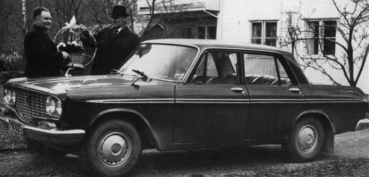 Slaktermester Olav Braaten på Sunndalsøra får overlevert den første Toyota som ble solgt i Norge, høsten 1963. (Bilde fra boken Det skjedde på Nordmøre 1960–1965)