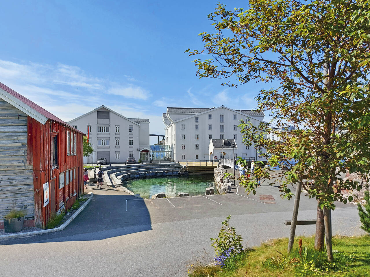 Thon Hotel Kristiansund med litt av Fengselsbygget til venstre. Hotellet har tatt vare på en historisk atmosfære fra den gamle Gundersenbrygga. Foto: Terje Holm