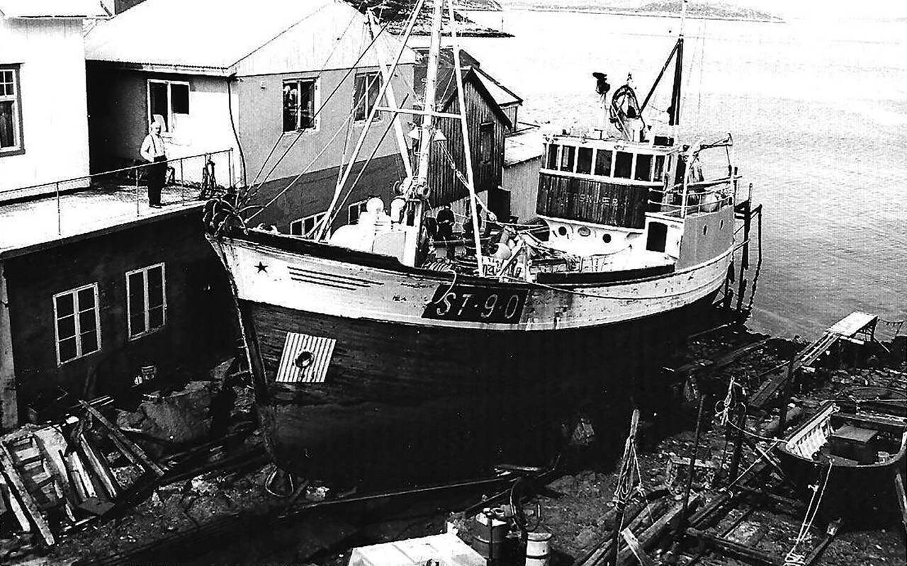 Siste trebåten, «Djupaskjær», på den gamle slippen ved Vaagland Båtbyggeri i 1962. (Bilde fra Vaagland Båtbyggeri)