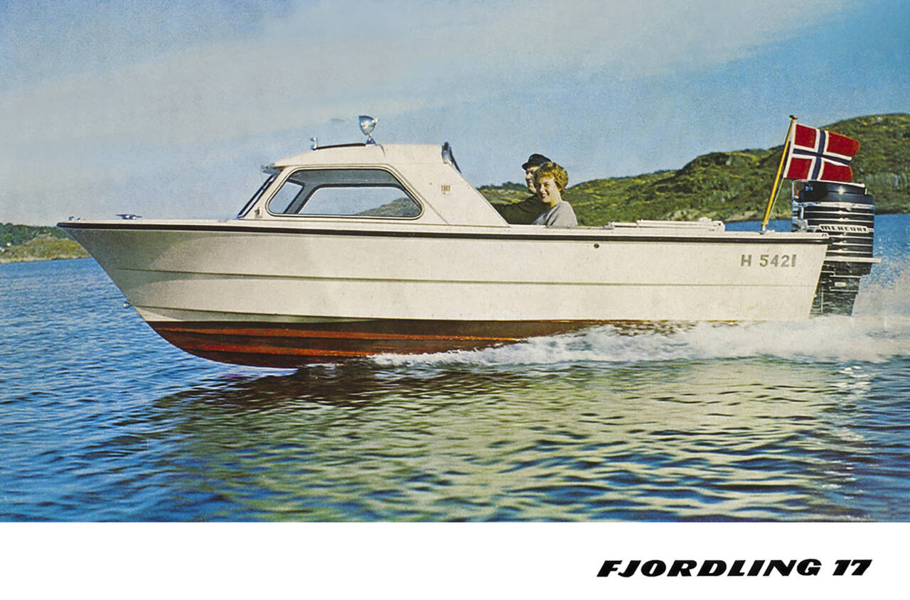 Fjordling 17 HT med Mercury 100 hk rekkesekser ble en storselger i Sverige på 1960-tallet. En elegant båt og motor. Fjordling var konstruert av Jan Herman Linge og hadde dyp V-bunn med vannballast-tunnel. (Fjord Plast reklamebilde)