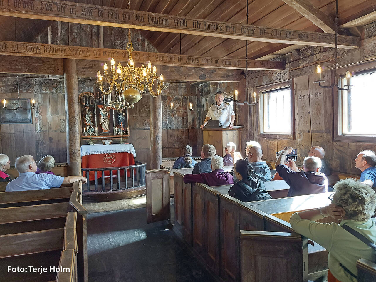 Besøkende får guiding i Grip stavkirke. (Foto: Terje Holm)