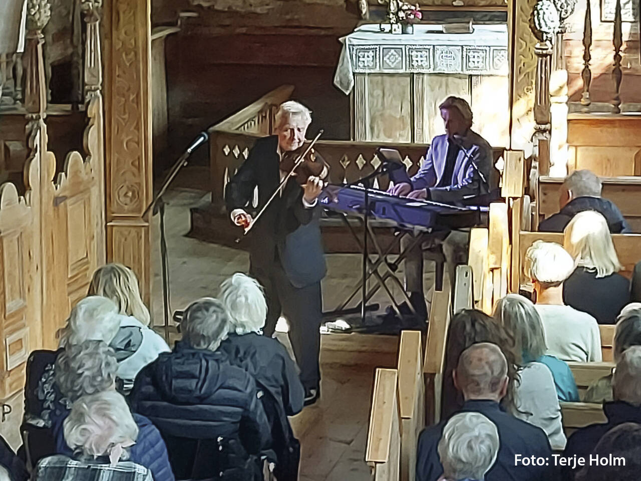 To fremragende musikere skapte stemning i en fullsatt historisk kirke. Foto: Terje Holm