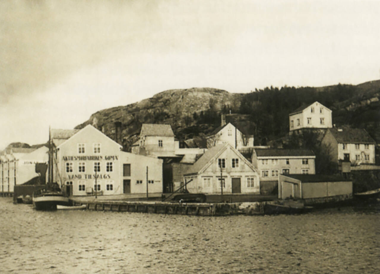 Aktiesmørfabrikken Goma ble etablert i Vågen i år 1900. Her er fabrikken rundt 1920.