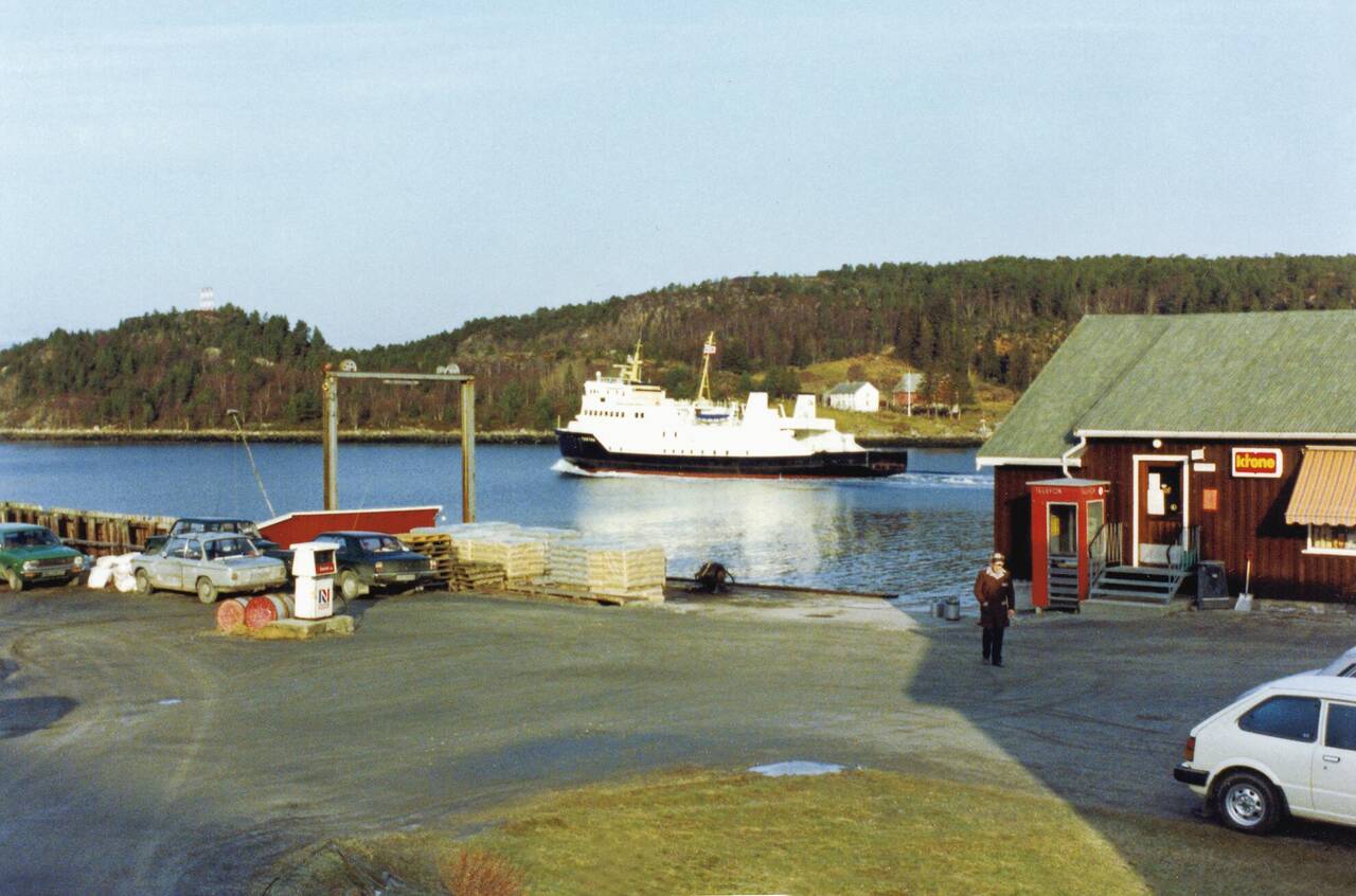 Sambandet Gullstein-Vinsternes fikk ferjeanløp på Nordheim ved handelsmann Arne Sagvik sin butikk i 1964. Her er et bilde fra 1977-78, før bruforbindelsen over Soleimsundet ble åpnet. (Utlånt at Nils Birger Sagvik)