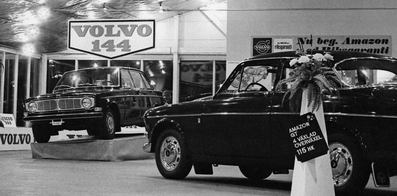 Volvo 144 vises høsten 1966 sammen med Amazon. (Reklamebilde fra Volvo)