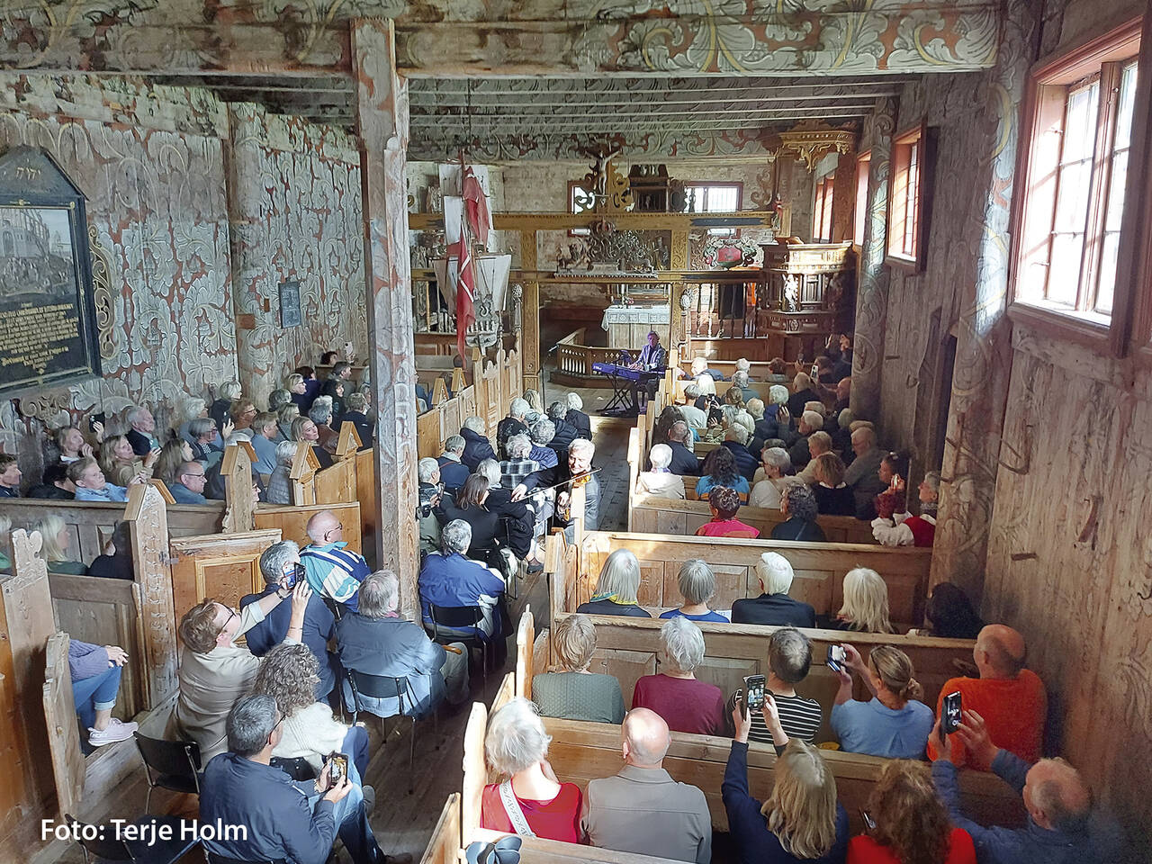 Arve Tellefsen tok også en runde med fiolinen blant publikum. Foto: Terje Holm