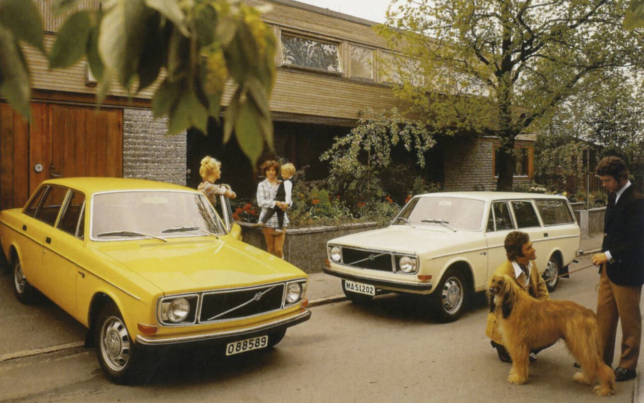 Volvo 144 de Luxe og Volvo 145 de Luxe herregårdsvogn (stasjonsvogn). (Reklamebilde fra Volvo)