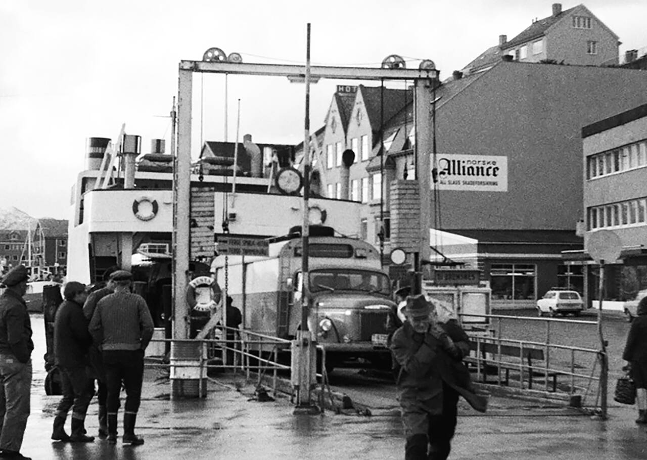 Buss fra Averøy Billag med melk til meieriet kjører i land fra Bremsnesferja «Gisle» ved Vågekaia i 1967. (Gamle bilder fra Averøya)