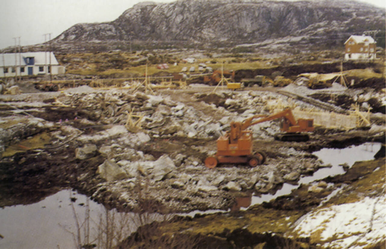 Tomtearbeid i mars 1975 med nytt bygg på Løkkemyra.