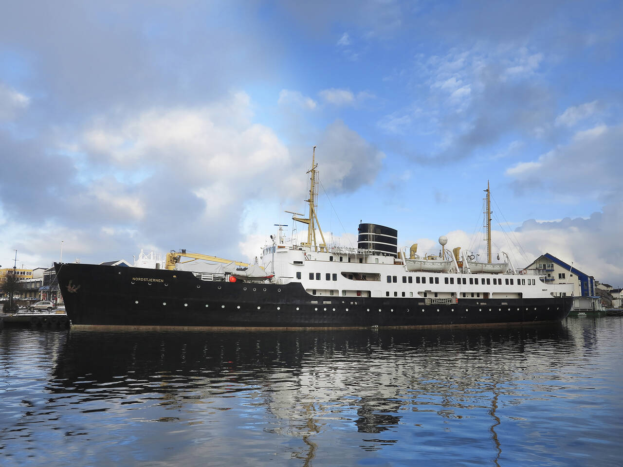 «Nordstjernen» pynter opp ved Nordmørskaia i vinteropplag i Kristiansund i 2019. Foto: Terje Holm