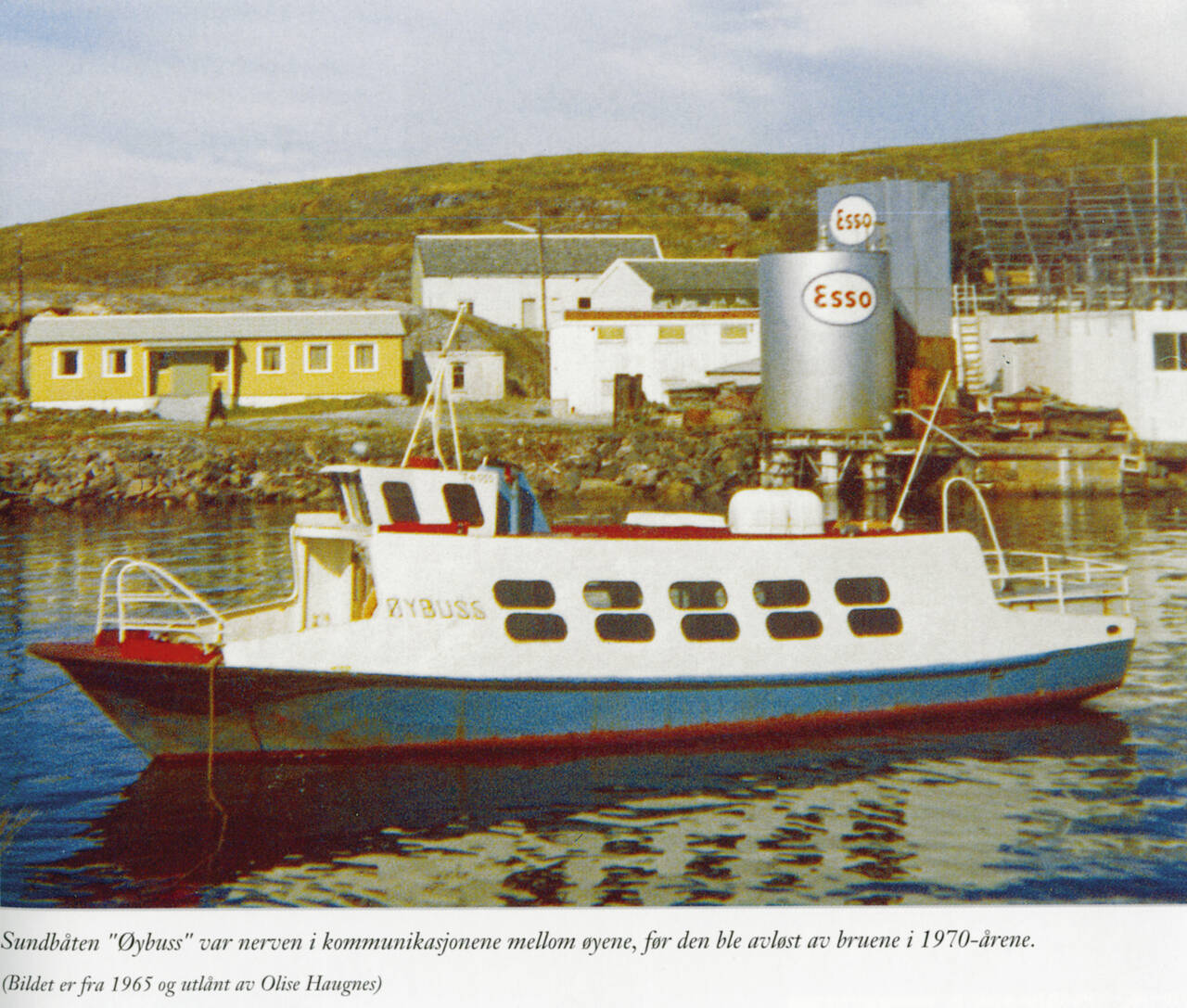 «Øybuss» i 1965. Sundbåten var nerven i kommunikasjonene mellom øyene på Averøy fram til den ble avløst av bruene først på 1970-tallet. (Fra boken Averøybilder 1940–1975)