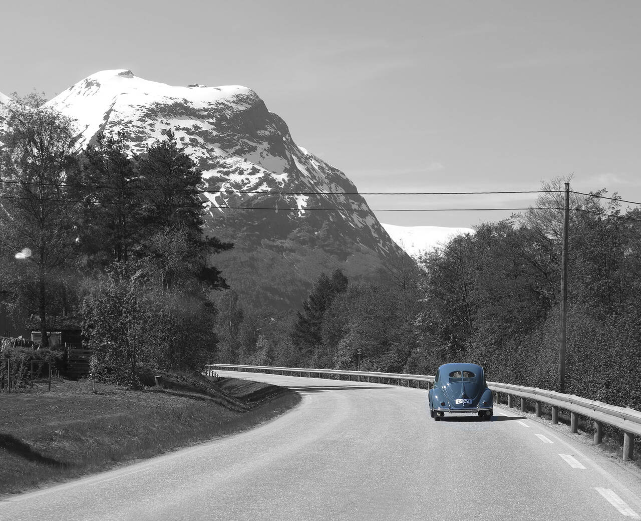 Bilen på rebusløp i Sunndalen i 2017. Med grå farge i bakgrunnen (photoshop), blir det en mer gammel stemning på bildet. Foto: Terje Holm