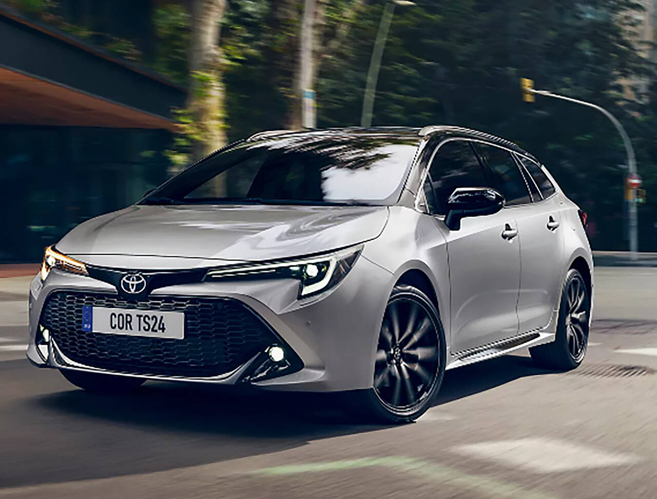 Corolla-navnet kom tilbake i 2019. Her er en 2024-modell. (Toyota Norge)