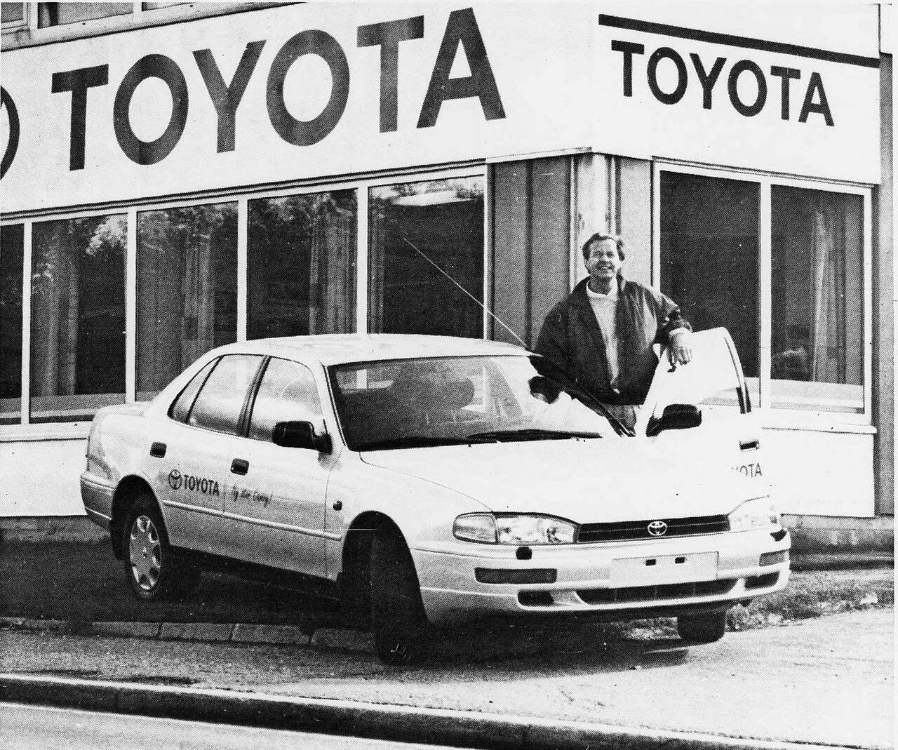 Autoservice tok over agenturet på Toyota og ble en sentral forhandler for bilmerket, som ble ledende på verdensbasis. Her ser vi salgssjef Per Hasselø med en ny Toyota Camry i 1991. (Bilde fra TK /Nasjonalbiblioteket)