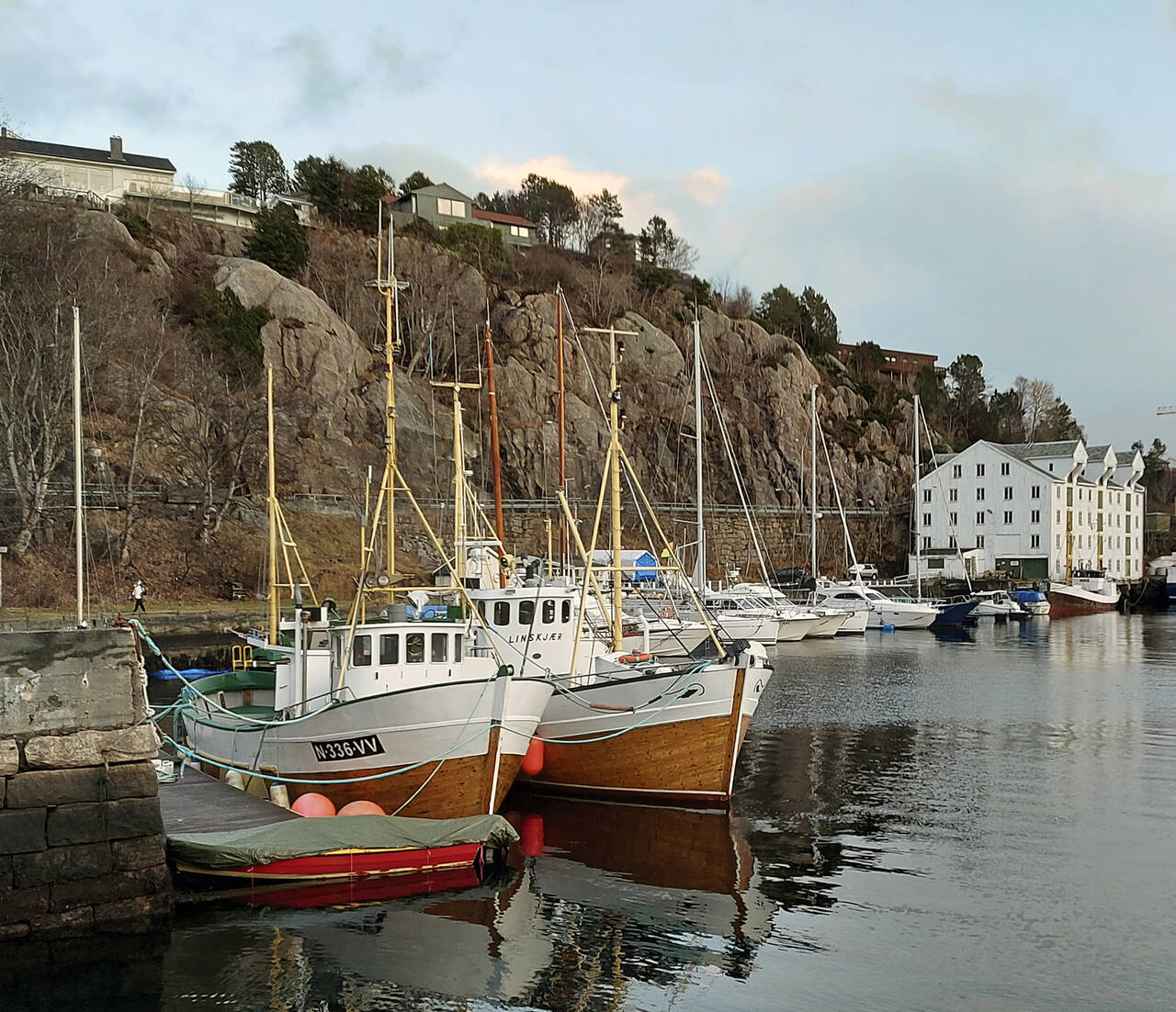 Innerst i vågen ligger også N-62-BR «Linskjær», bygd ved Bremsnes Båtbyggeri i 1974. Foto: Terje Holm