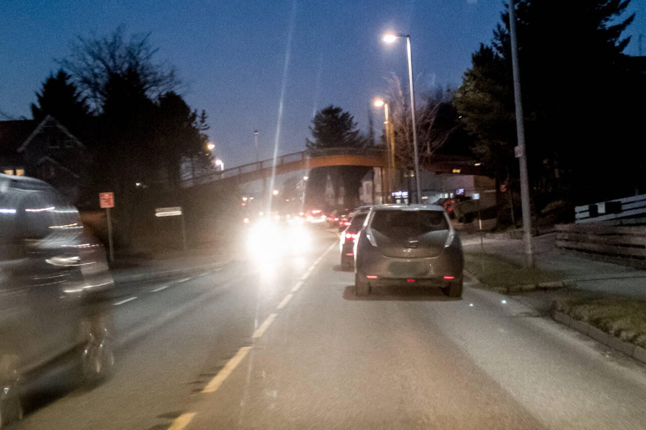 Manglende baklys gjør bilen nærmest usynlig for andre trafikanter. Foto: Kurt Helge Røsand / KSU.NO