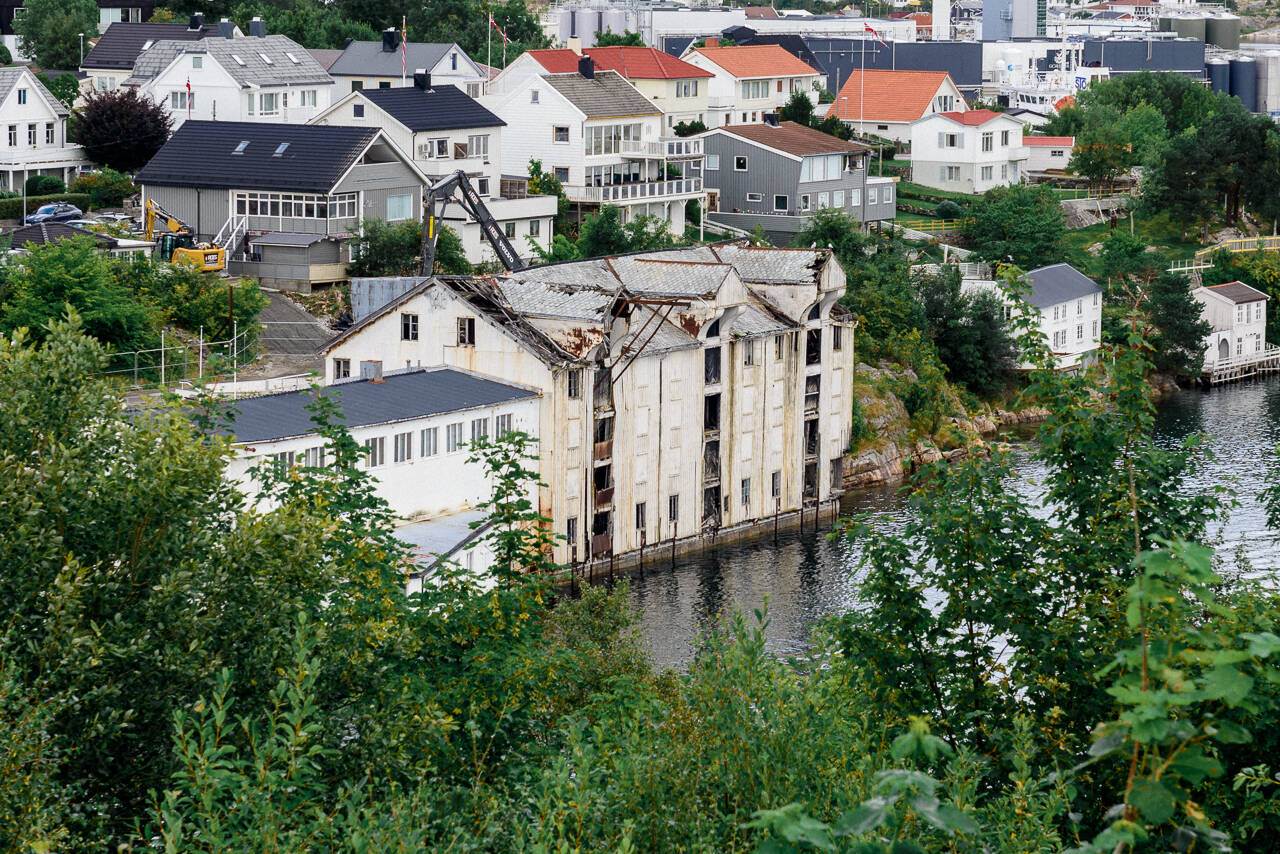 Maskinen som utfører riverarbeidet er på plass bak brygga. Foto: Kurt Helge Røsand / KSU.NO