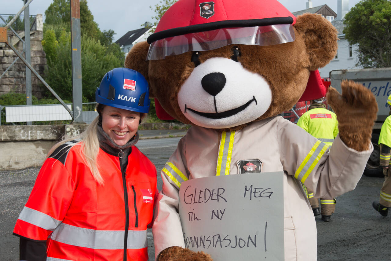 Bjørnis gleder seg til det blir ny brannstasjon, her sammen med varaordfører Linda Dalsegg Høvik. Foto: Kurt Helge Røsand / KSU.NO