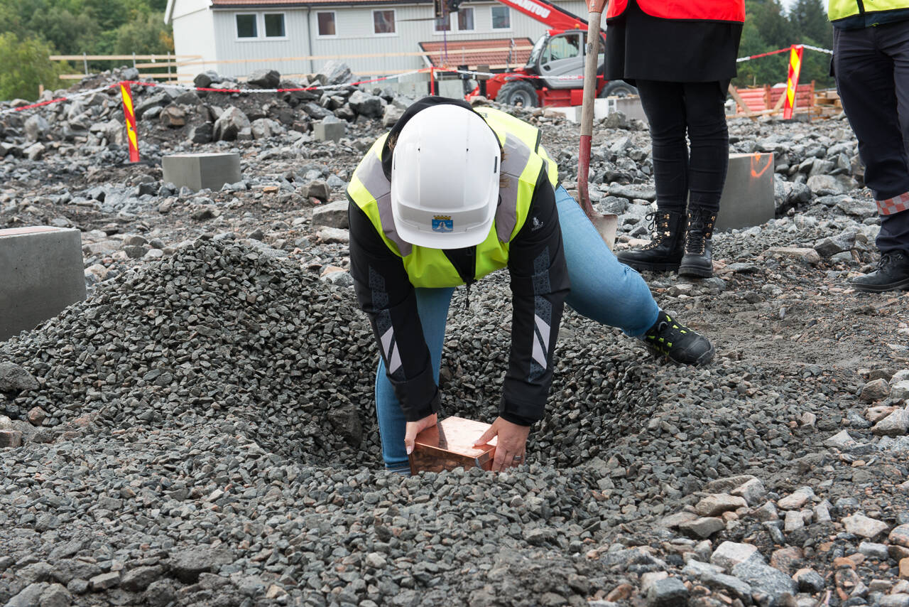 Prosjektleder Kirsti Grawert i Kristiansund kommune gjør klar grunnsteinen. Foto: Kurt Helge Røsand / KSU.NO