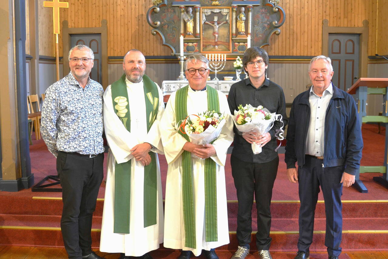 Etter gudstenesta i Stangvik: Kyrkjeverje Tor Rune Halset (frå venstre), prost Vidar Wilhelmsen Rygh, sokneprest Pål Arne Winsnes, organist Amund Valde og fellesrådsleiar Stig Sæter. Foto: Lars Polden