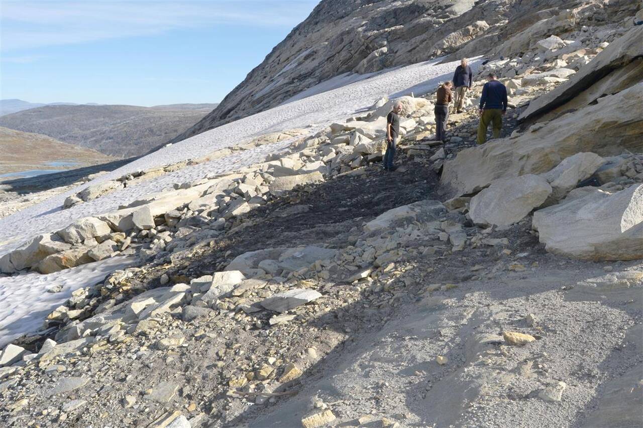 Leting etter funn ved snøfonna ved Grovåskaret. Bildet er fra 2014. Foto: Møre og Romsdal fylkeskommune