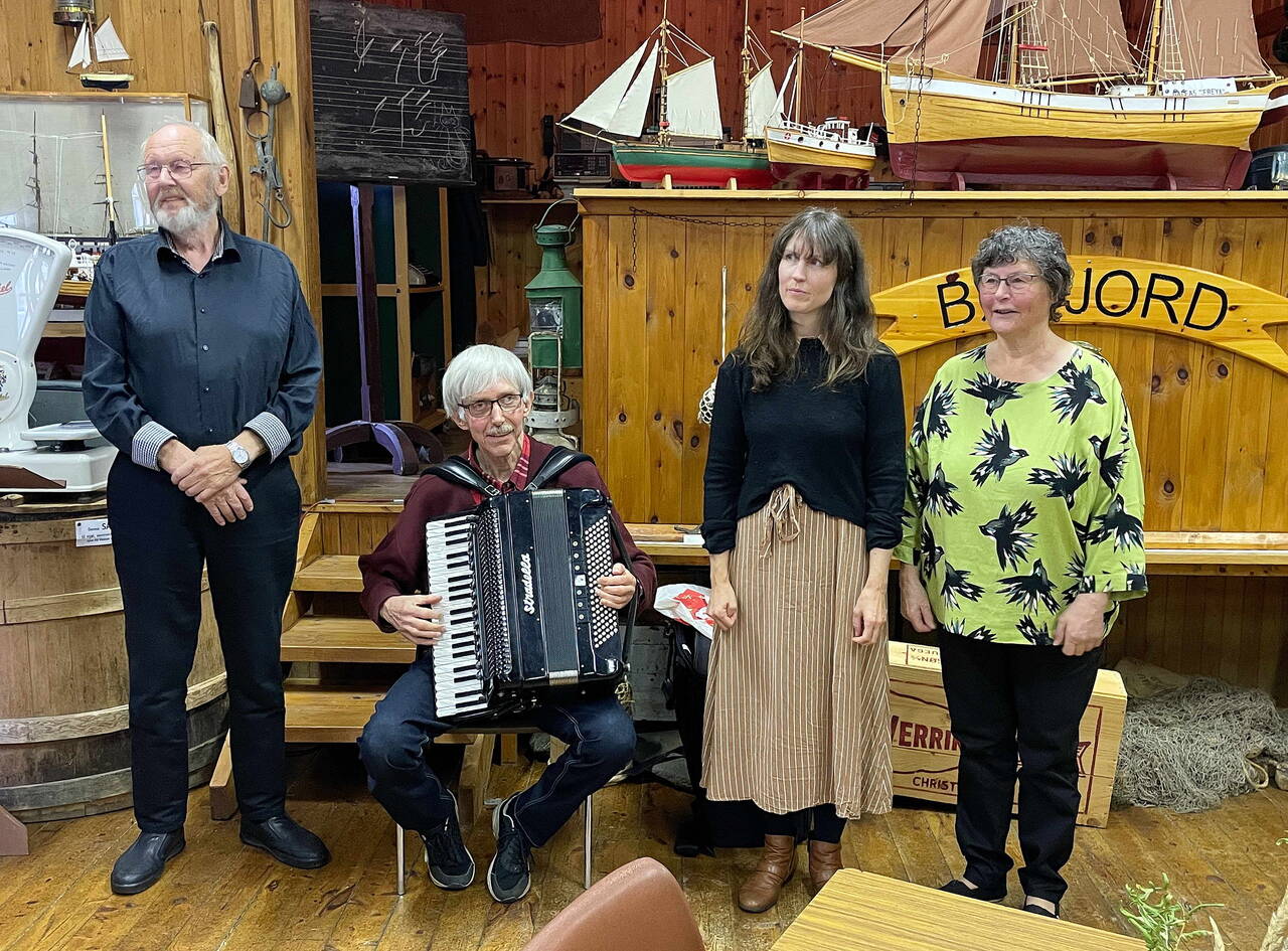 Hovudaktørane fekk god applaus etter programmet: Sigfred Gravvold, Oddmund Solem, Runa Kvalsund og Karen Oddny Husby Gravvold. Foto: Randi Bøe