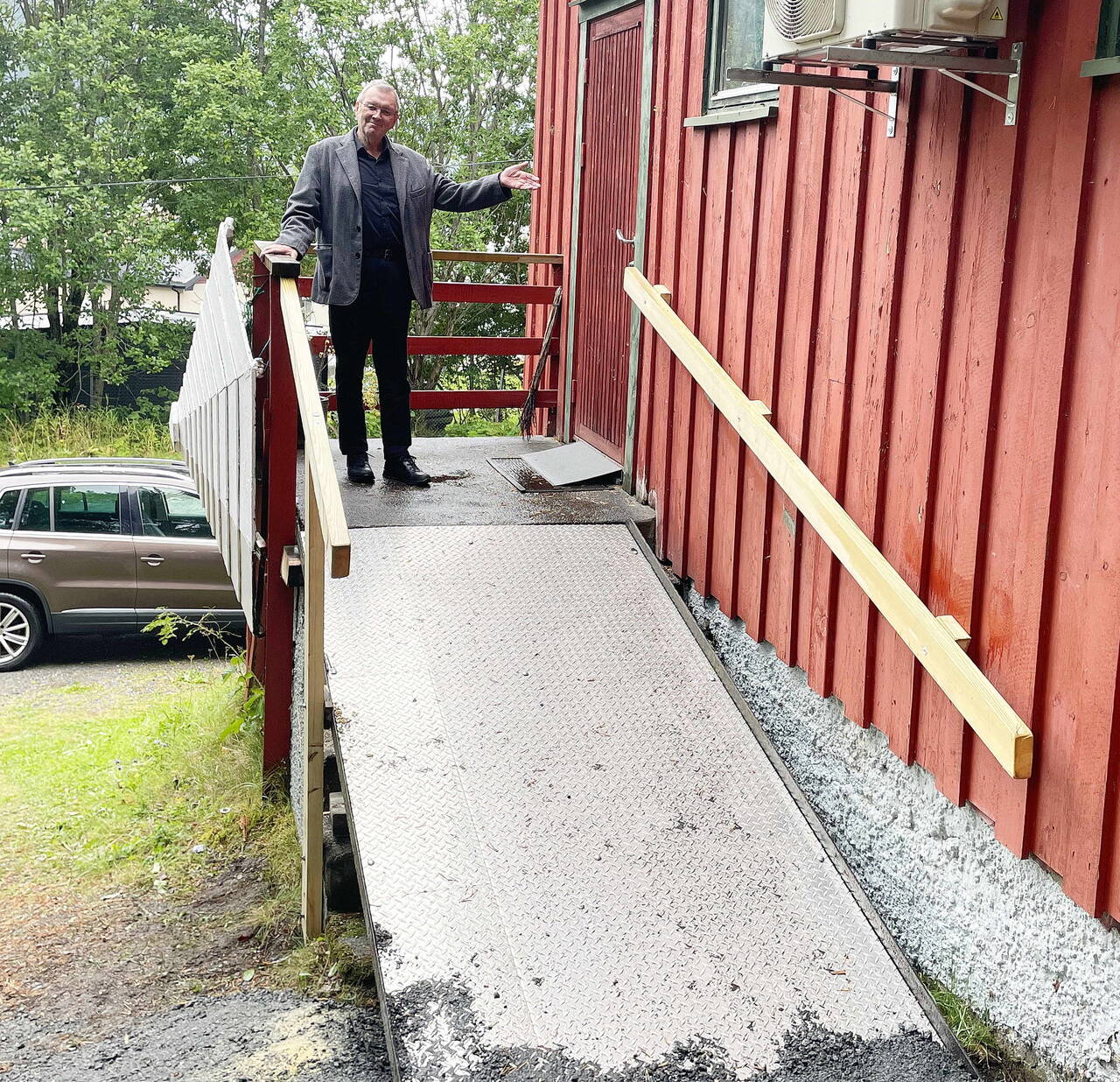 Leiar i Bøfjorden Historielag, Bernt Bøe, helsar alle velkomne med ny tilkomst til sjøbruksmuseet. Foto: Randi Bøe