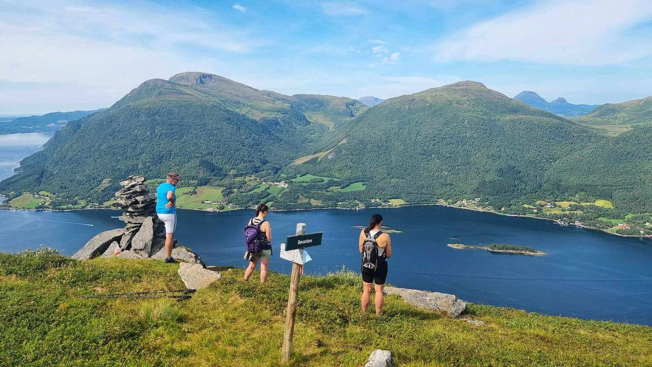 Bølia er ikkje høg, men gir flott utsikt: Havet og Kristiansund i vest, vidare Blåfjellet og Skreå med Tustnastabbane bak «og fagraste fjorden i fanget». Foto: Maria Vetleseter Bøe