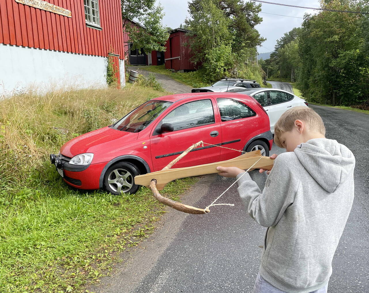 Å skyte med «hardbust» (armbrøst) under vaksen rettleiing er blant tilboda til dei yngste. Foto: Bernt Bøe