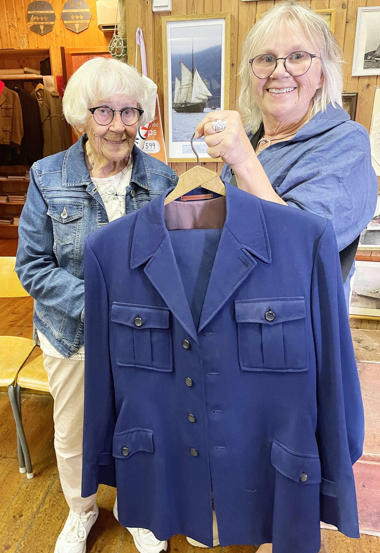 Margrete og Tove Mogstad med eit settemsdalsk stasplagg i herleg stoff og snitt: Jakken og buksa som Olav Mogstad (mølnaren) fekk målsydd etter OL-dressen frå 1952! Og bror Dagfinn fekk ein tilsvarande i  barnestørrelse. Foto: Bernt Bøe