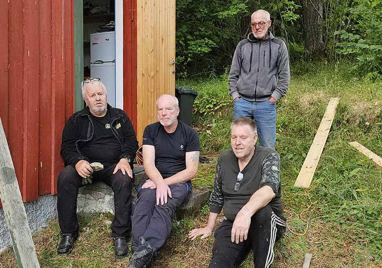 Dugnadsgjengen i eit velfortent fem-minutt: Inge Dønheim (frå venstre), Kjell Arild Staknes, Leif Erik Staknes (bak) og Arnfinn Nessæther. Foto: Carina Dønheim Snekvik