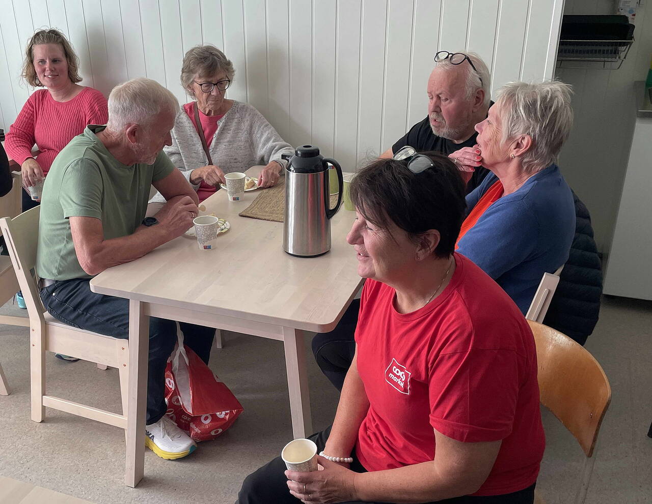 Litt feiring rundt kaffeborda på «Gammelkontoret». Foto: Bernt Bøe