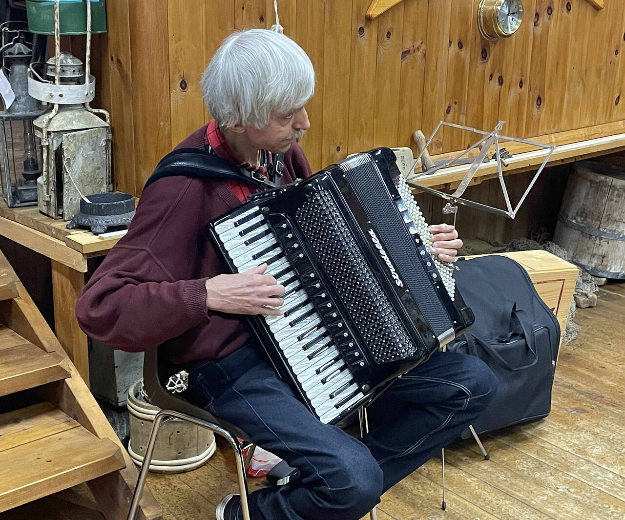 Oddmund Solem viste igjen eminent bruk av trekkspelet – her med «Steinutgarden», ein festleg slått av onkel Erling. Foto: Bernt Bøe