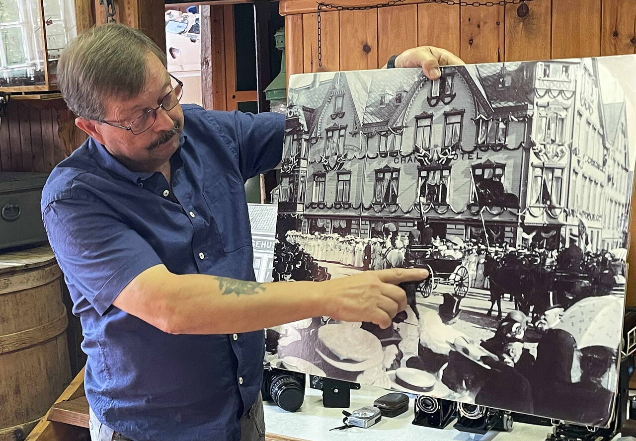 – Og her sit dronning Maud! Unikt foto av kongeparet på kroningsreisa I 1906, med mange finpynta kristiansundarar framfor Grand Hotell.