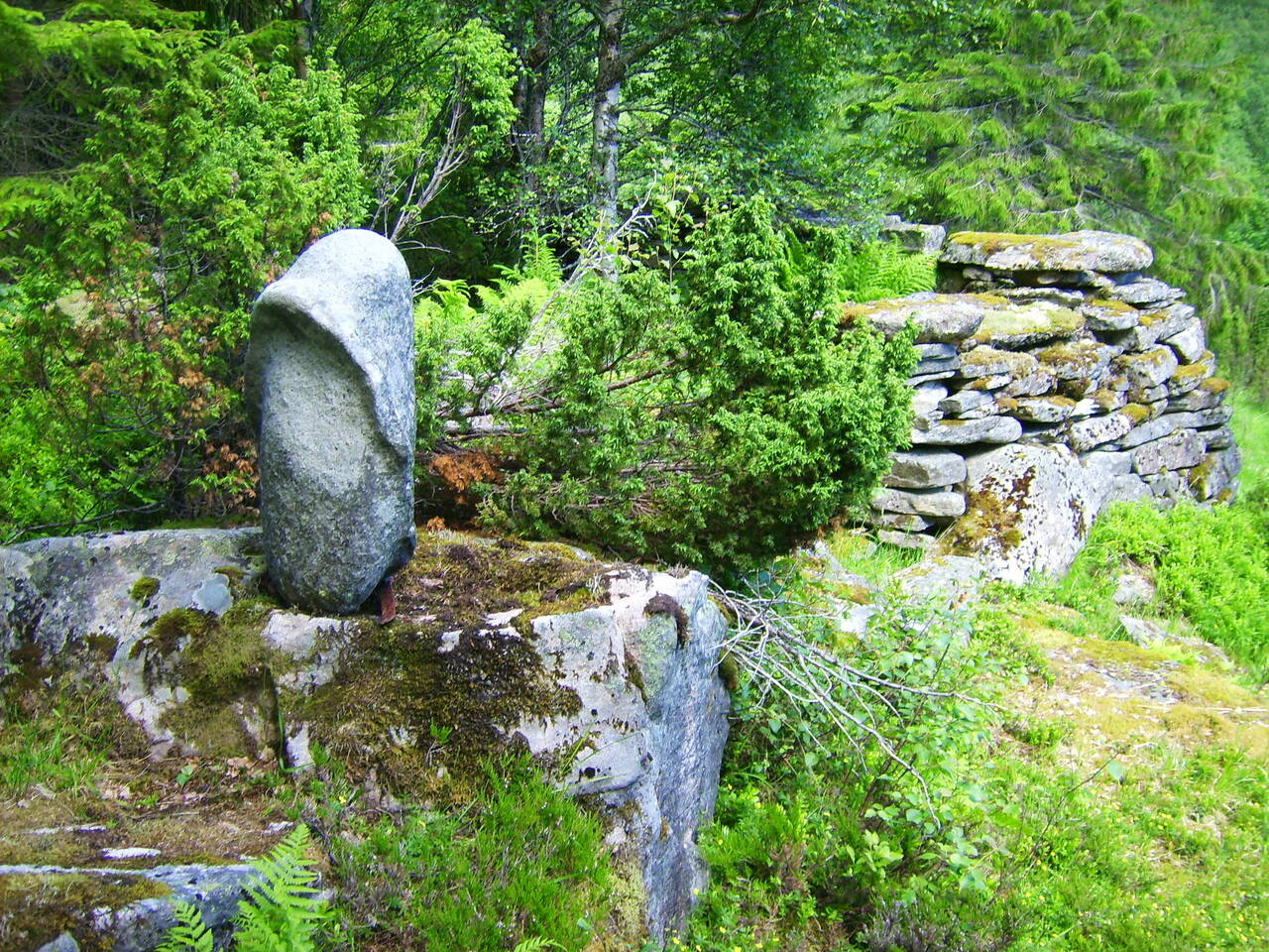 Ved tuftene av Utistusetra på Heggem står ein merkeleg steinfigur. Kva fortel den? Foto: Bernt Bøe