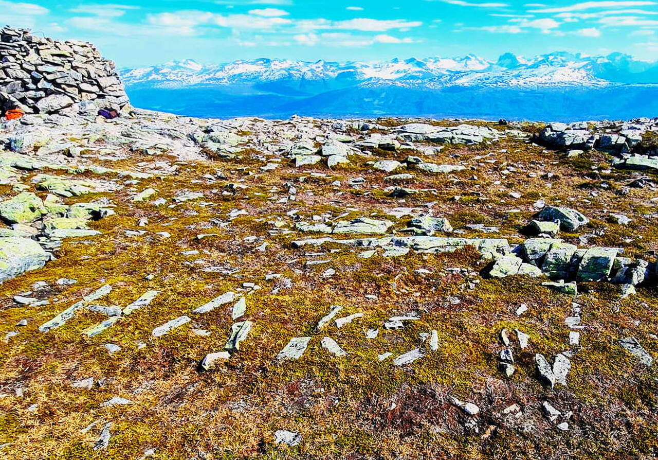 Kva kongenamn ligg i steinskrift oppe på Hjelmen? Foto: Bøfjorden Historielag