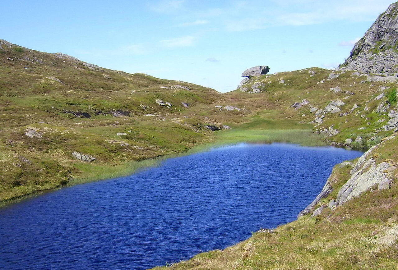 Langs Håkkåsteinsvatnet mot steinen som markerer både fylkesgrensa mot Trøndelag og bytet mellom fleire gardar i Bøfjorden og Halsa. Foto: Bernt Bøe