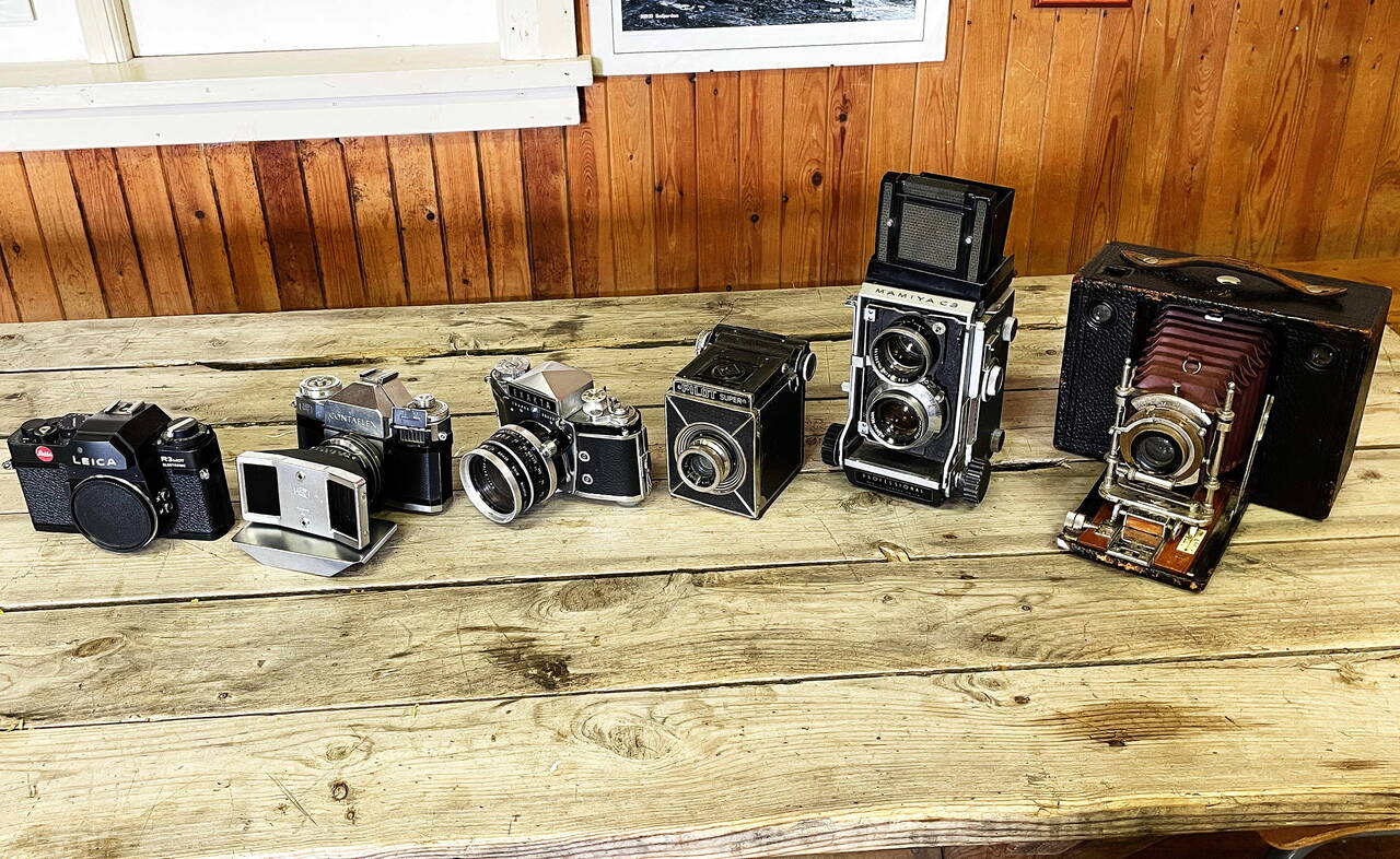 Litt rask kamerahistorie frå samlinga. Ytst til høgre eit Kodak Eastman Cartridge frå ca 1900, vidare mot venstre Pilot Super (München 1930), Mamiya C3 (Japan 1950), Exacta 1960, Zeiss-Ikon Contaflex med tvillinglinse (år ) og Leica R3 1980.