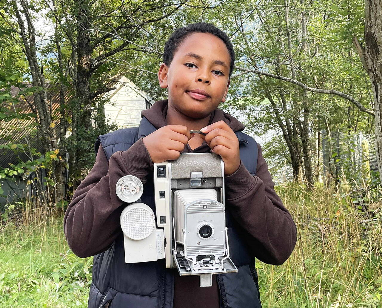 Bengts 12-årige assistent Hoh viser eit Polaroid 800, produsert (mellom 1957 og 1962) og kjøpt i USA.