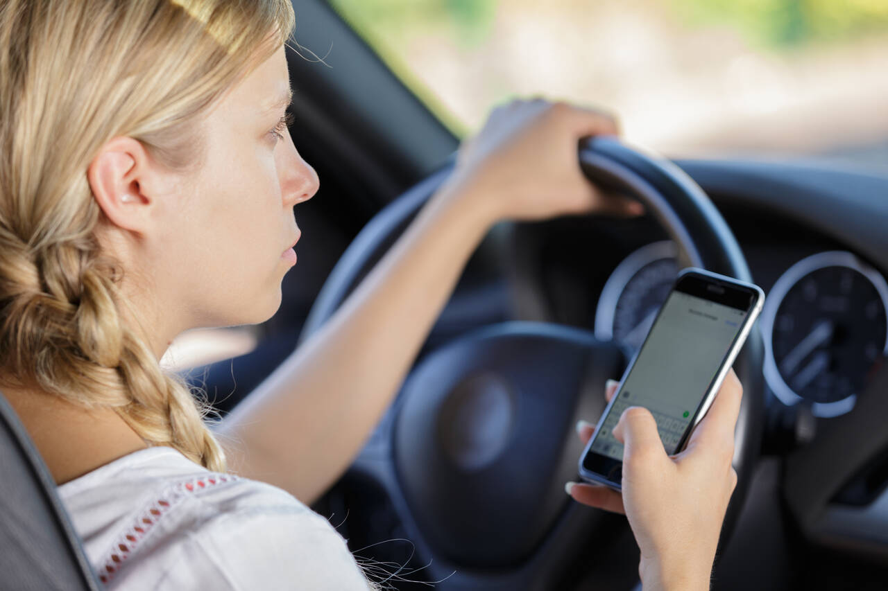 Ungdommene klarer ikke la mobilen ligge i fred mens de kjører bil. Foto: Colourbox